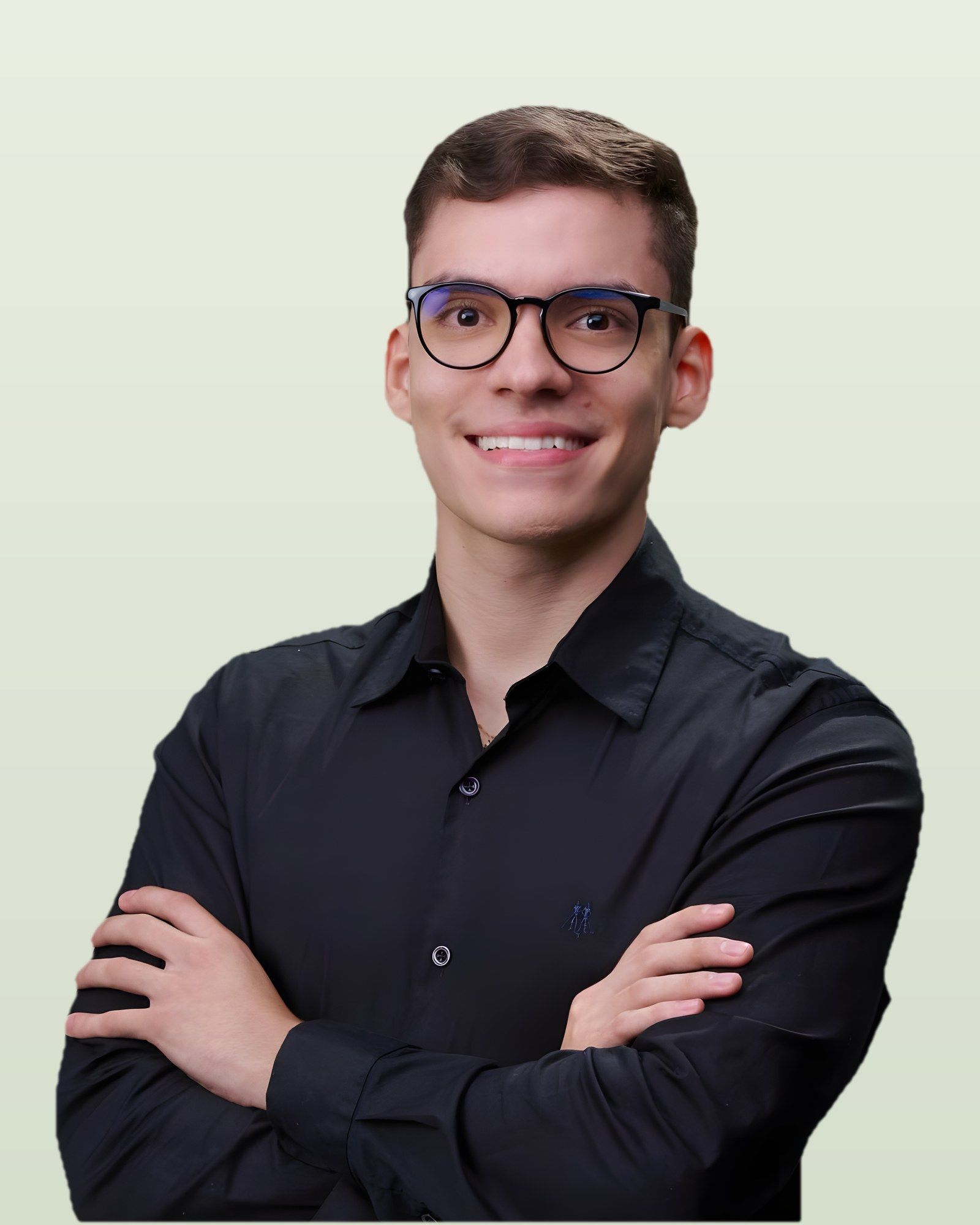 Guilherme Souto, fisioterapeuta, de camisa preta e braços cruzados